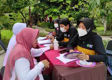 Hajj pilgrims in consultation with health care workers.